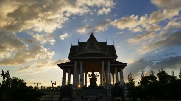 Brahma svatyně v Thajsku Singburi, časová prodleva. — Stock video