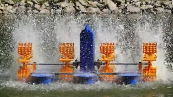 Movimiento de agua de turbinas de agua . — Vídeos de Stock