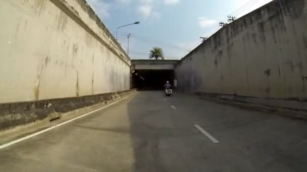 Conduire une voiture à travers le tunnel .