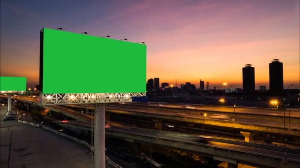 观望的高速公路广告广告牌绿色屏幕. — 图库视频影像