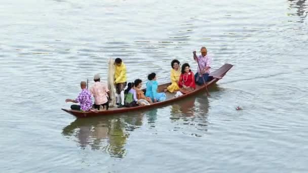 Πρωτότυπο πολιτισμό των ανθρώπων που ζουν κοντά στον ποταμό στην Ταϊλάνδη. — Αρχείο Βίντεο