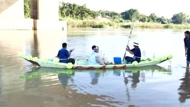 Tayland Nehri yakınında yaşayan insanların özgün kültür. — Stok video