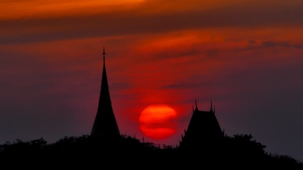Buddhistischer Tempel bei Sonnenuntergang. — Stockvideo