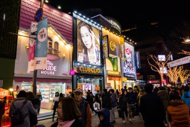 Myeongdong Market alışveriş caddesi