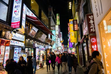 Myeongdong Market alışveriş caddesi