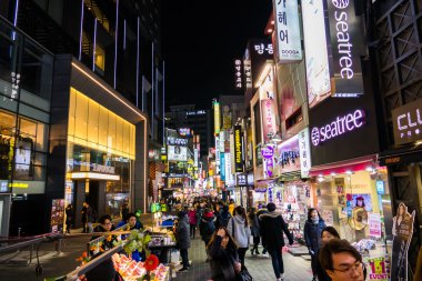 Myeongdong Market alışveriş caddesi