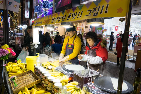 Myeongdong Mercado rua comercial — Fotografia de Stock