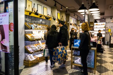 Myeongdong Market alışveriş caddesi