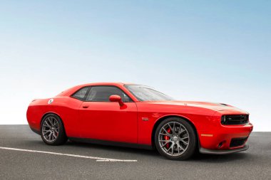 Kiev, Ukrayna - 21 Nisan 2020: Kaslı araba Dodge Challenger SRT8 392 HEMI gökyüzüne karşı