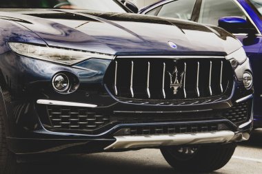 Kiev, Ukrayna - 21 Nisan 2020: Lüks bir Maserati Levante arabası şehirde park edildi