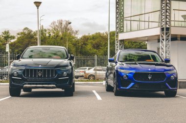 Kiev, Ukrayna - 21 Nisan 2020: Lüks bir Maserati Levante arabası şehirde park edildi