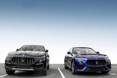 Kiev, Ukrayna - 21 Nisan 2020: Gökyüzüne karşı lüks bir Maserati Levante arabası