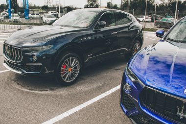 Kiev, Ukrayna - 21 Nisan 2020: Lüks bir Maserati Levante arabası şehirde park edildi