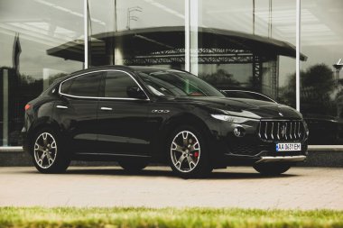 Kiev, Ukrayna - 21 Nisan 2020: Lüks bir Maserati Levante arabası şehirde park edildi