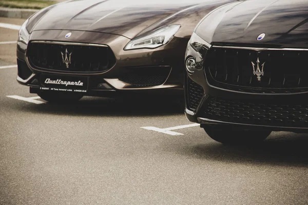 Kiew, Ukraine - 21. April 2020: Ein Luxusauto der Marke Maserati Levante parkt in der Stadt. Maserati Quattroporte — Stockfoto