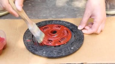 Resim yapmadan önce metalin en iyisi. Araba debriyajı diski. Boya tezgahıyla çalış.