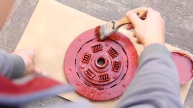 Resim yapmadan önce metalin en iyisi. Araba debriyajı diski. Boya tezgahıyla çalış.