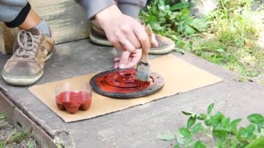 Resim yapmadan önce metalin en iyisi. Araba debriyajı diski. Boya tezgahıyla çalış.