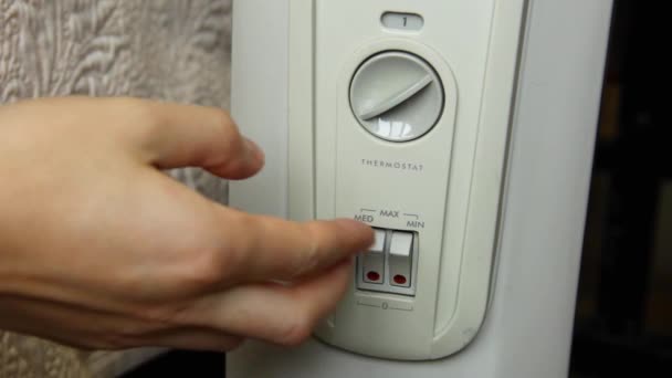 Рука Вмикає Конвектор Електрична Батарея Закривається — стокове відео