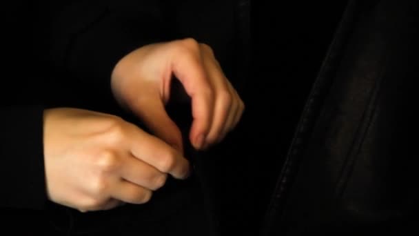 Руки Пришивают Пуговицы Шитье — стоковое видео
