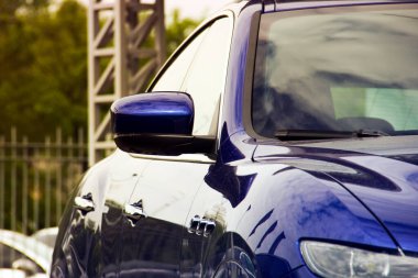 Dikiz aynası. Mavi bir arabanın parçası.