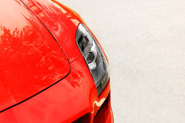 Asfalt Arka Planında Kırmızı Bir Arabanın Önü Araba Farları Lüks — Stok fotoğraf