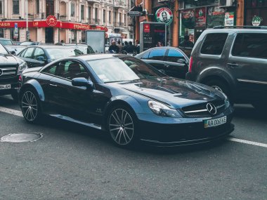 Kiev, Ukrayna - 16 Ekim 2010: Mercedes-Benz SL 65 AMG BLACK SERIES şehirde. Trafikte araba
