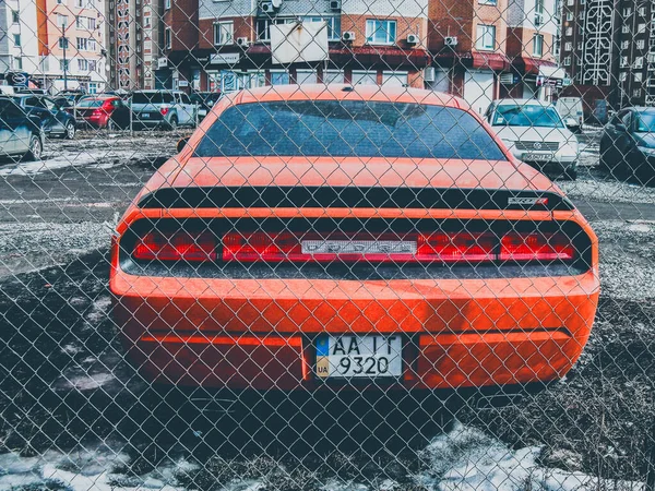 Kiev Ucrania Marzo 2011 Dodge Challenger Estacionado Estacionamiento Coche Detrás —  Fotos de Stock