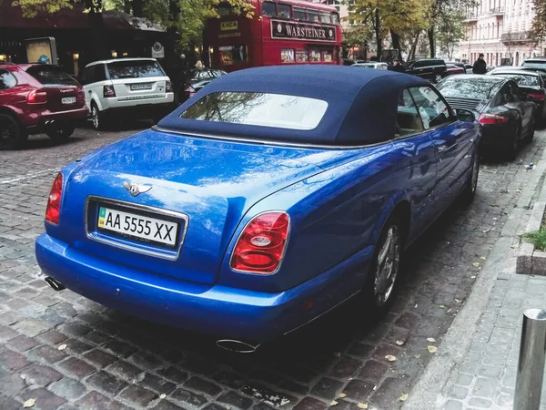 Kyjev Ukrajina Října 2010 Bentley Azure Zaparkovaný Městě Luxusní Britské — Stock fotografie