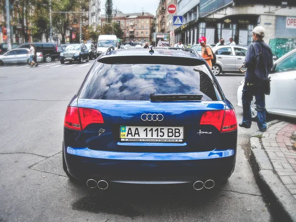 Kiev Ukraine August 2010 Blauer Audi Rs4 Avant Parkt Der — Stockfoto