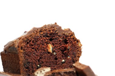 Çikolata kremalı ıslak çikolatalı pasta. Beyaz arkaplanda ev yapımı kekler