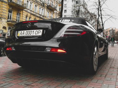 Kiev, Ukrayna - Mart 2011: Siyah Mercedes-Benz SLR McLaren şehirde