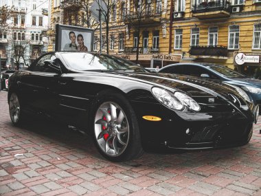 Kiev, Ukrayna - Mart 2011: Siyah Mercedes-Benz SLR McLaren şehirde