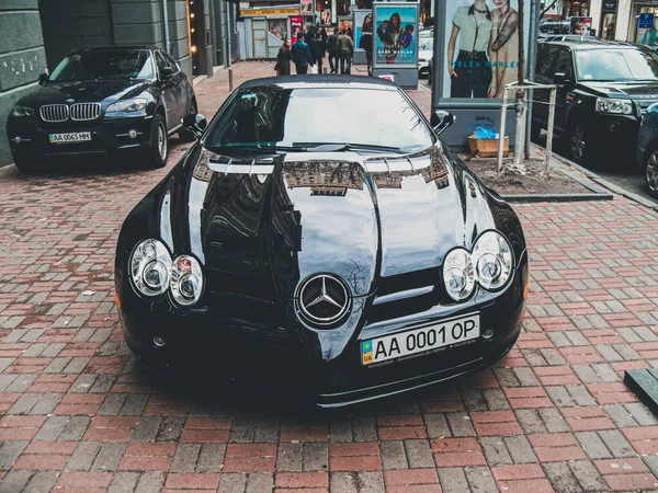 Київ Україна Березень 2011 Black Mercedes Benz Slr Mclaren Місті — стокове фото