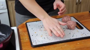 Şef pirzolaları şekillendirir. Pirzola. Kıymalı et. Ev yapımı yemek. Yemek pişirmek. Sulu et