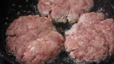 Pirzolalar tavada kızarıyor. Ev yapımı yemek. Yemek pişirmek. Sulu et
