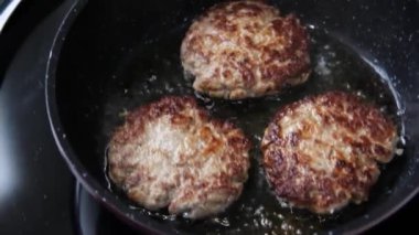 Pirzolalar tavada kızarıyor. Ev yapımı yemek. Yemek pişirmek. Sulu et