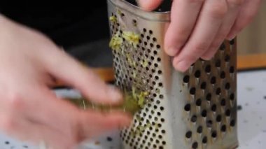 Aşçı salatalık ovuyor. Ev yapımı yemek. Yemek pişirme