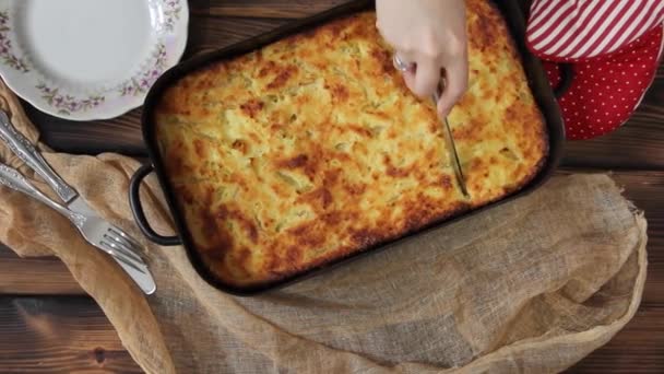 Chef Corta Cazuela Cuajada Tarta Casera Cazuela Requesón Comida Casera — Vídeo de stock