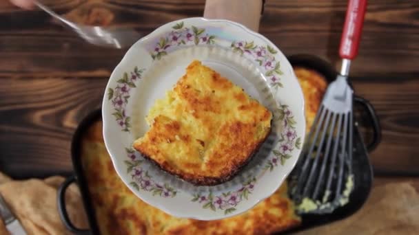 Aşçı Bir Parça Kaymak Güvecini Kırar Yapımı Turta Süzme Peynir — Stok video
