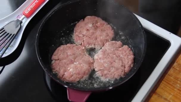 Tăieturile Sunt Prăjite Într Tigaie Mâncare Casă Gătesc Carne Suculentă — Videoclip de stoc