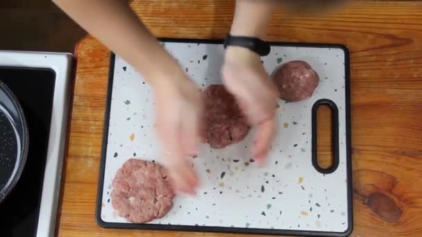 Chef Modella Cotolette Costolette Carne Macinata Cibo Fatto Casa Cucino — Video Stock