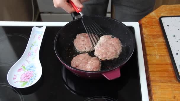 小刀放在锅里炸 自制的食物 多汁肉 — 图库视频影像