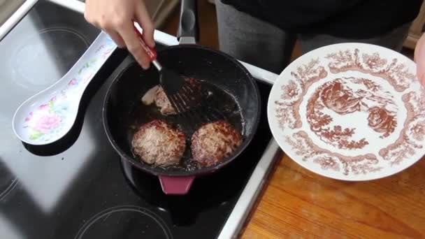 Kokken Sætter Koteletterne Fra Gryden Plade Hjemmelavet Mad Madlavning Saftigt – Stock-video