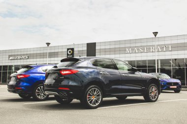 Kiev, Ukrayna - 21 Nisan 2020: Lüks bir Maserati Levante arabası şehirde park edildi