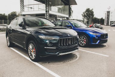 Kiev, Ukrayna - 21 Nisan 2020: Lüks bir Maserati Levante arabası şehirde park edildi