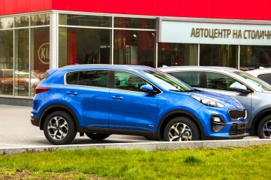 Kiev, Ukrayna - 21 Nisan 2020 KIA Sportage SUV şehirde. Satılık araba. Duvar Kağıdı