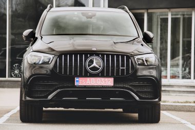 Kiev, Ukrayna - 21 Nisan 2020: Siyah lüks Mercedes şehirde