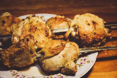 Şişte tavuk butları, yakın plan. Kızarmış tavuk.