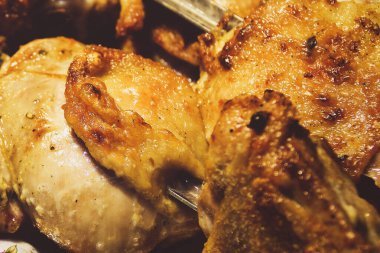 Şişte tavuk butları, yakın plan. Kızarmış tavuk.